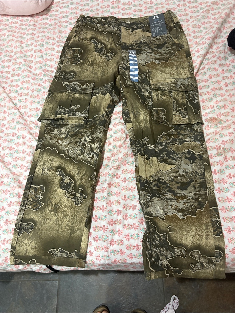 Realtree Men's Camo Cargo Pants in Olive and Brown